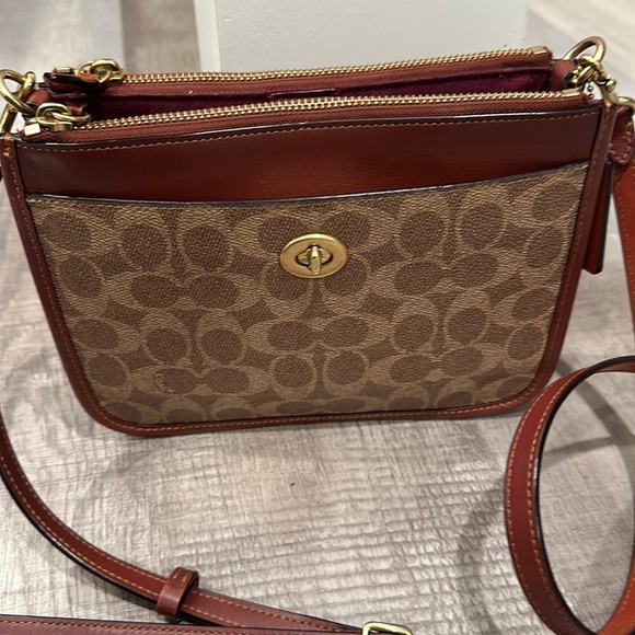 Slim Turnlock Crossbody In Signature Canvas
Good Condition - Picture 1 of 12